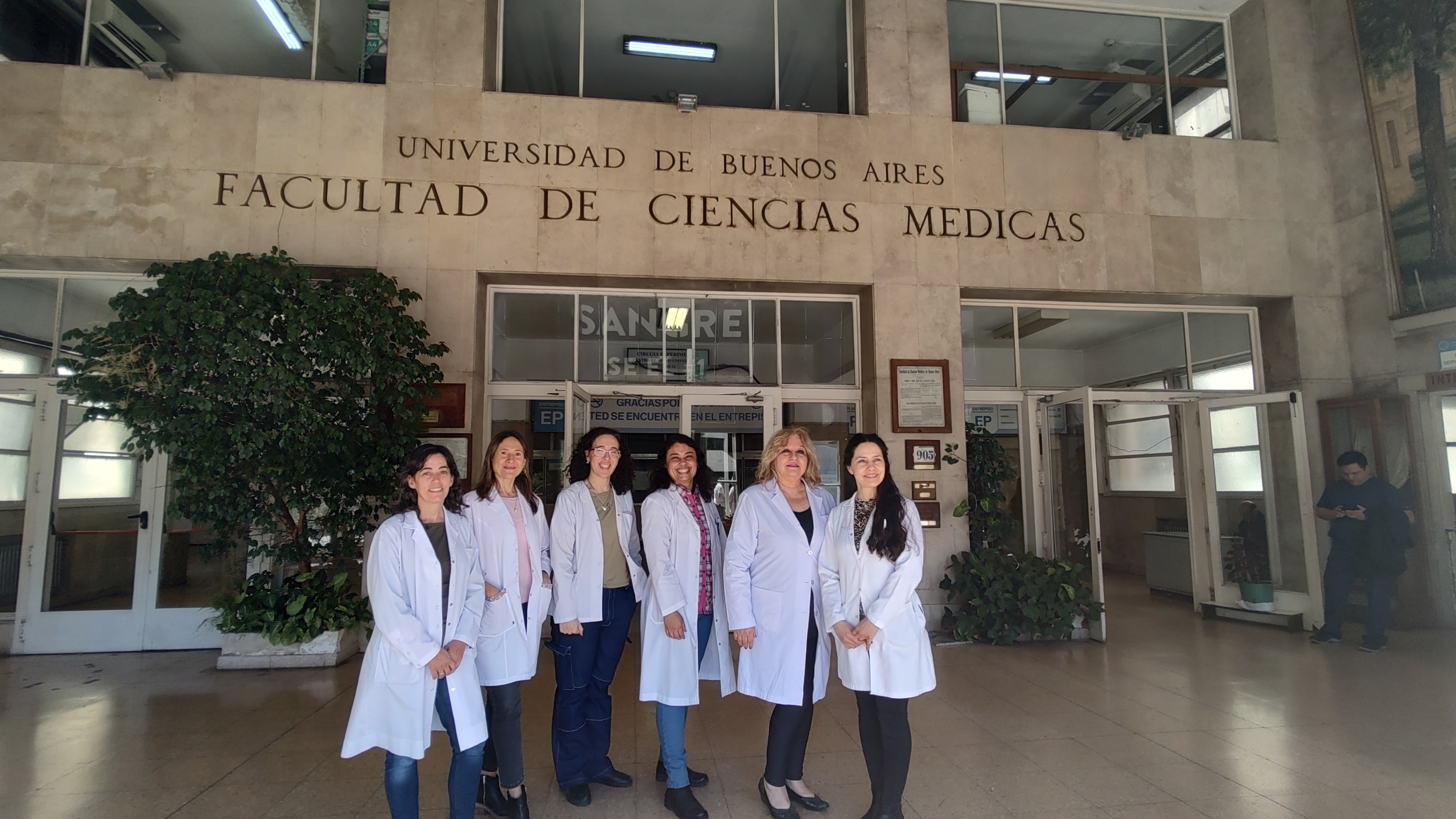 Equipo de CEDIGEA en la entrada del Hospital de Clinicas