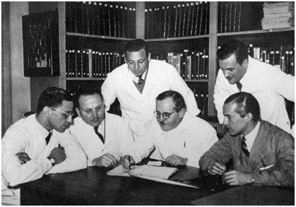 Integrantes del grupo de investigadores argentinos cuya labor culminó con el descubrimiento de la angiotensina en 1940. De izquierda a derecha, sentados: J.C Fasciolo, J.M. Muñoz, B.A. Houssay y L.F. Leloir. De pie: A. C. Taquini y E. Braun Menéndez.